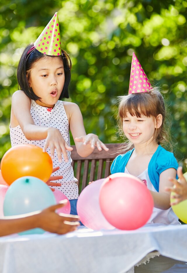 Kinder bei einer Geburtstagsfeier