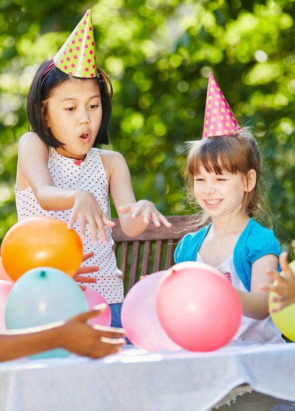 Kinder bei einer Geburtstagsfeier